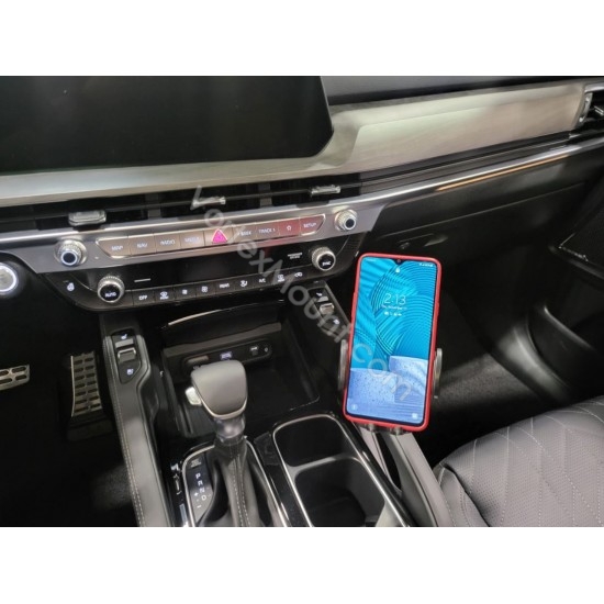Magnetic phone holder: Kia Telluride dashboard